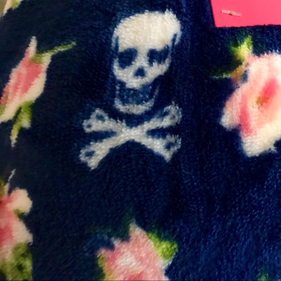Betsey Johnson Navy Skull Pink Flower King Blanket - Picture 6 of 8